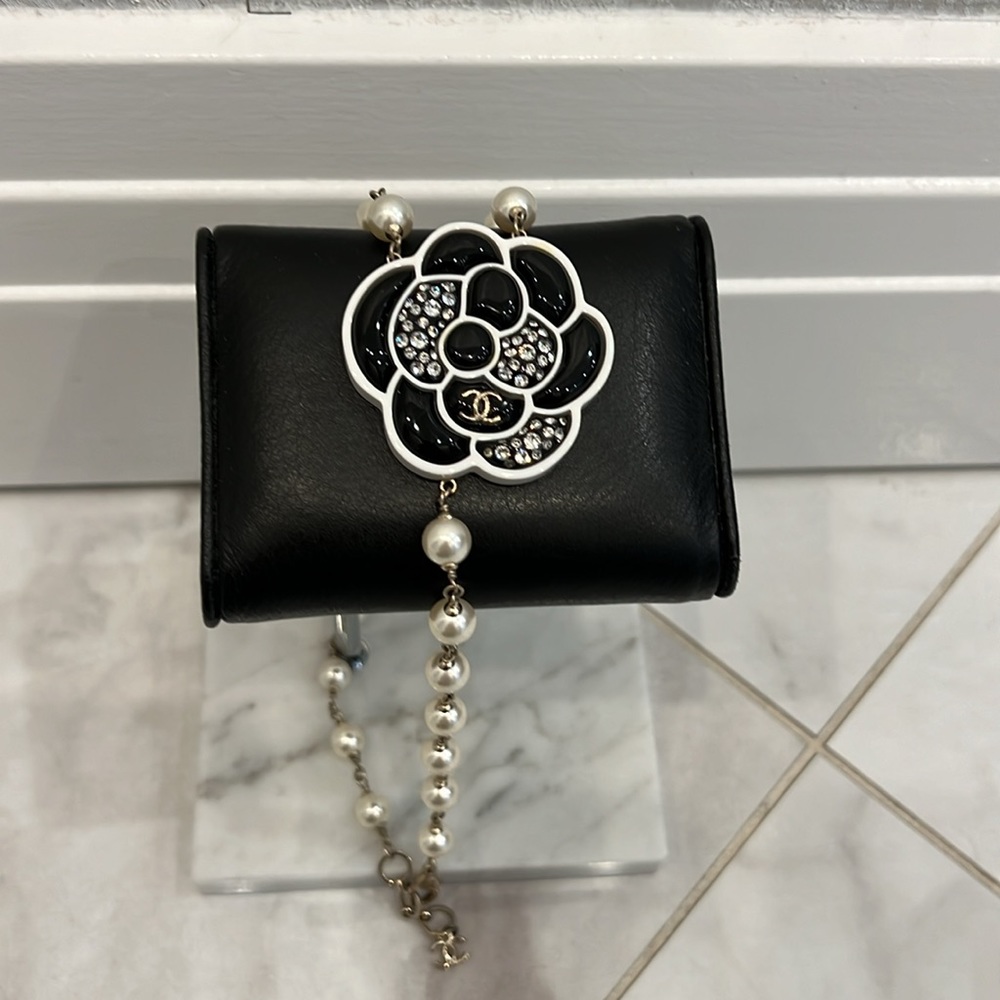 Chanel pearl necklace with black flower pendant. - Picture 4 of 6